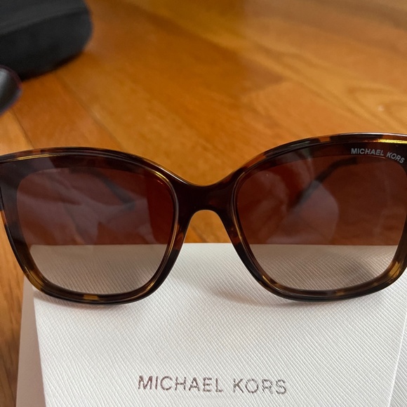 Fabulous Michael Kors Dark Tortoise with Gold Trim Frame - Picture 6 of 8